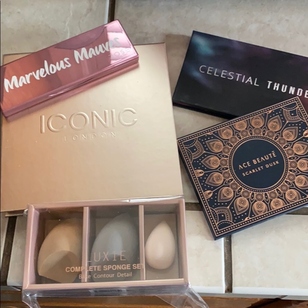 Lot of 4 makeup palettes and a set of sponges